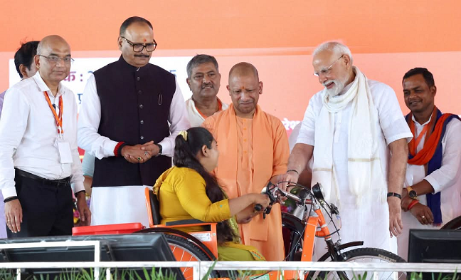 Photo Gallery of Hon’ble Prime Minister Shri Narendra Modi provided Aids and Assistive Devices to Divyangjan and Senior Citizen beneficiaries as part of the mega event held at Varanasi